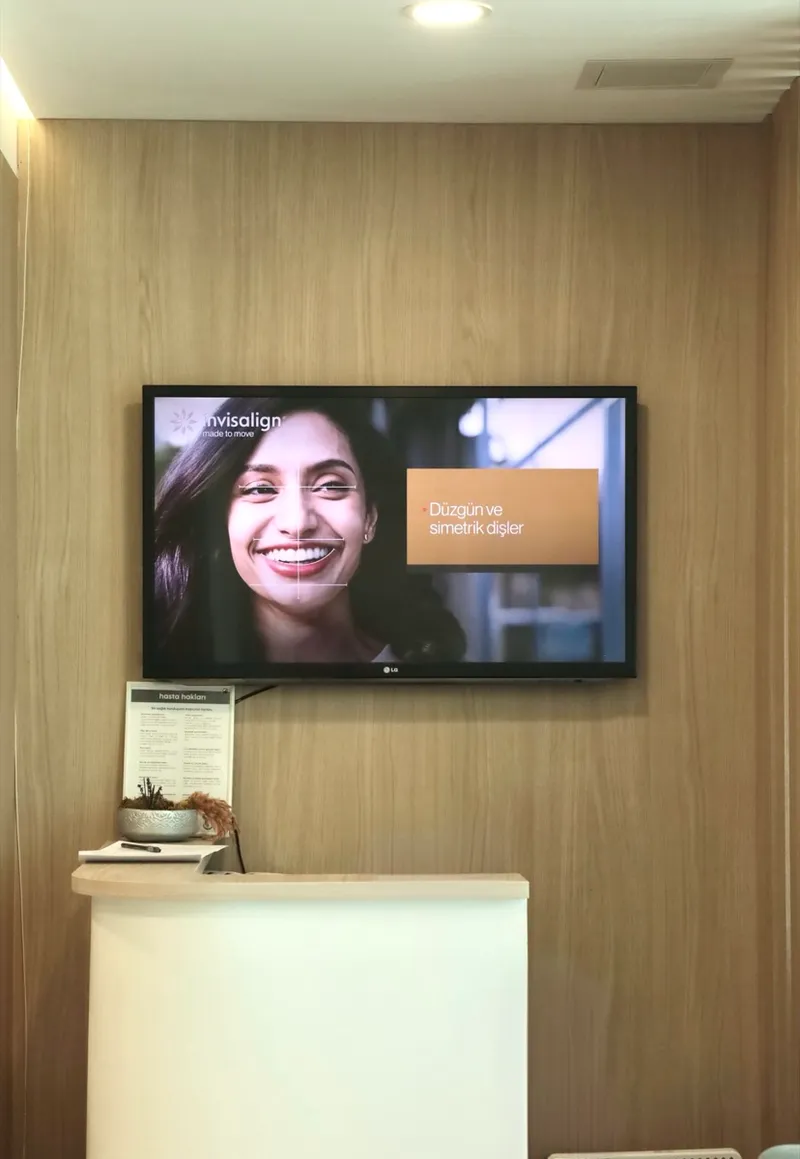 Klinik resepsiyon ve bekleme alanı