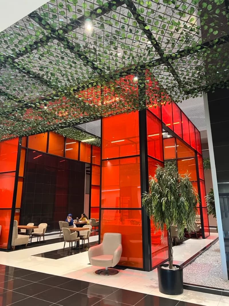 Klinik binası girişi ve teras