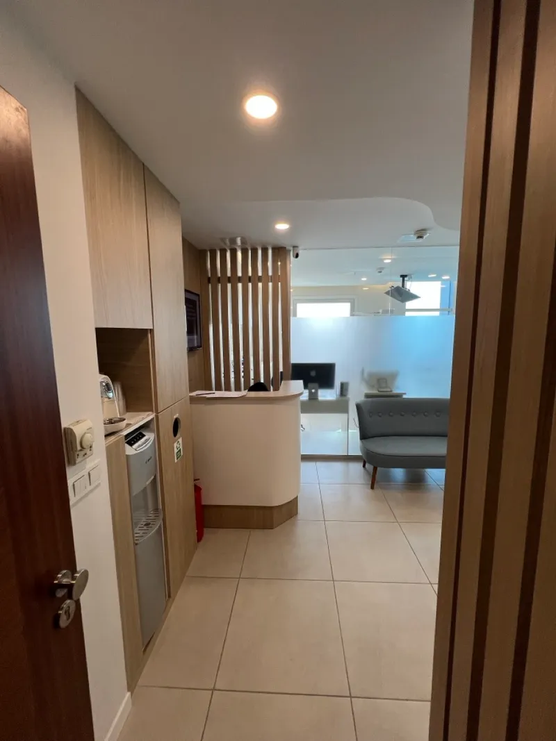 Klinik resepsiyon masası ve koridor