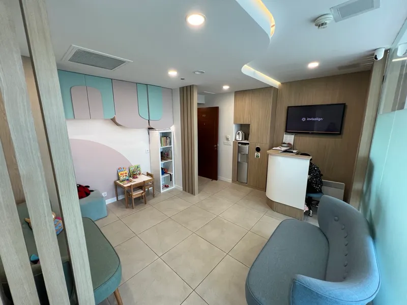 Klinik bekleme salonu ve çocuk oyun alanı